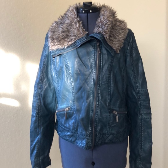 “Leather feel” Vegan jacket w/ faux fur collar - Picture 2 of 8